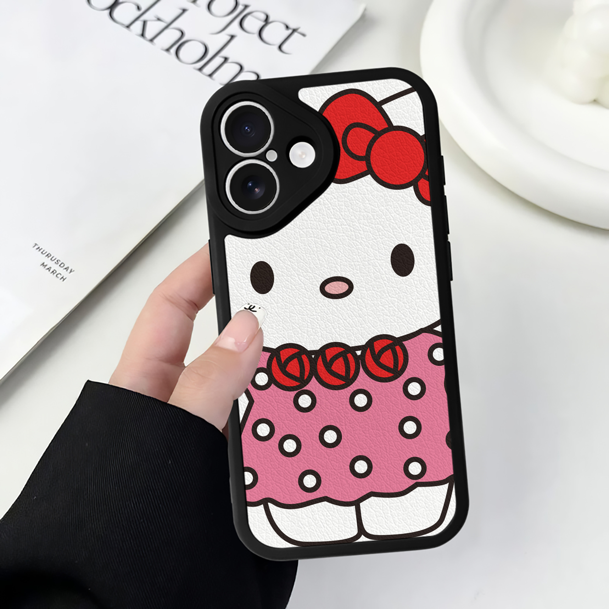 （画像用） Hello Kitty ハローキティ 【iPhone 16シリーズ対応】シリコンスマホケース（レザー調） 材質：シリコン